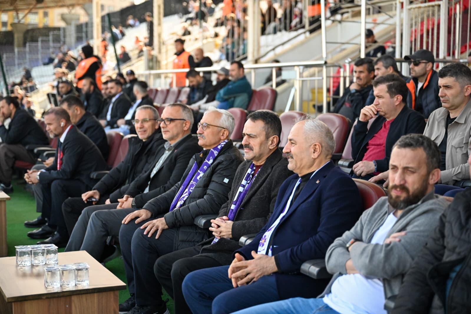 Gebzespor–Adanaspor Maçini Tri̇bünden Taki̇p Etti̇ (1)-1