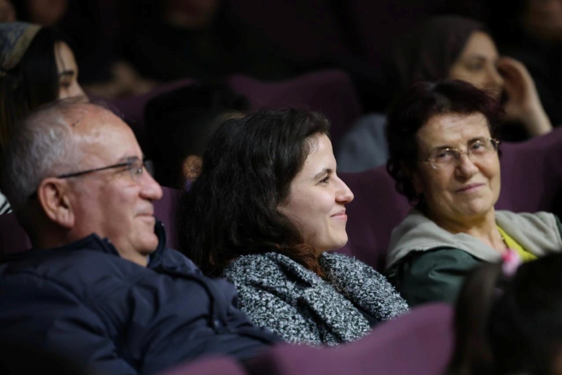 “Gi̇t Başimdan” Oyununa Yoğun İlgi̇ (1)