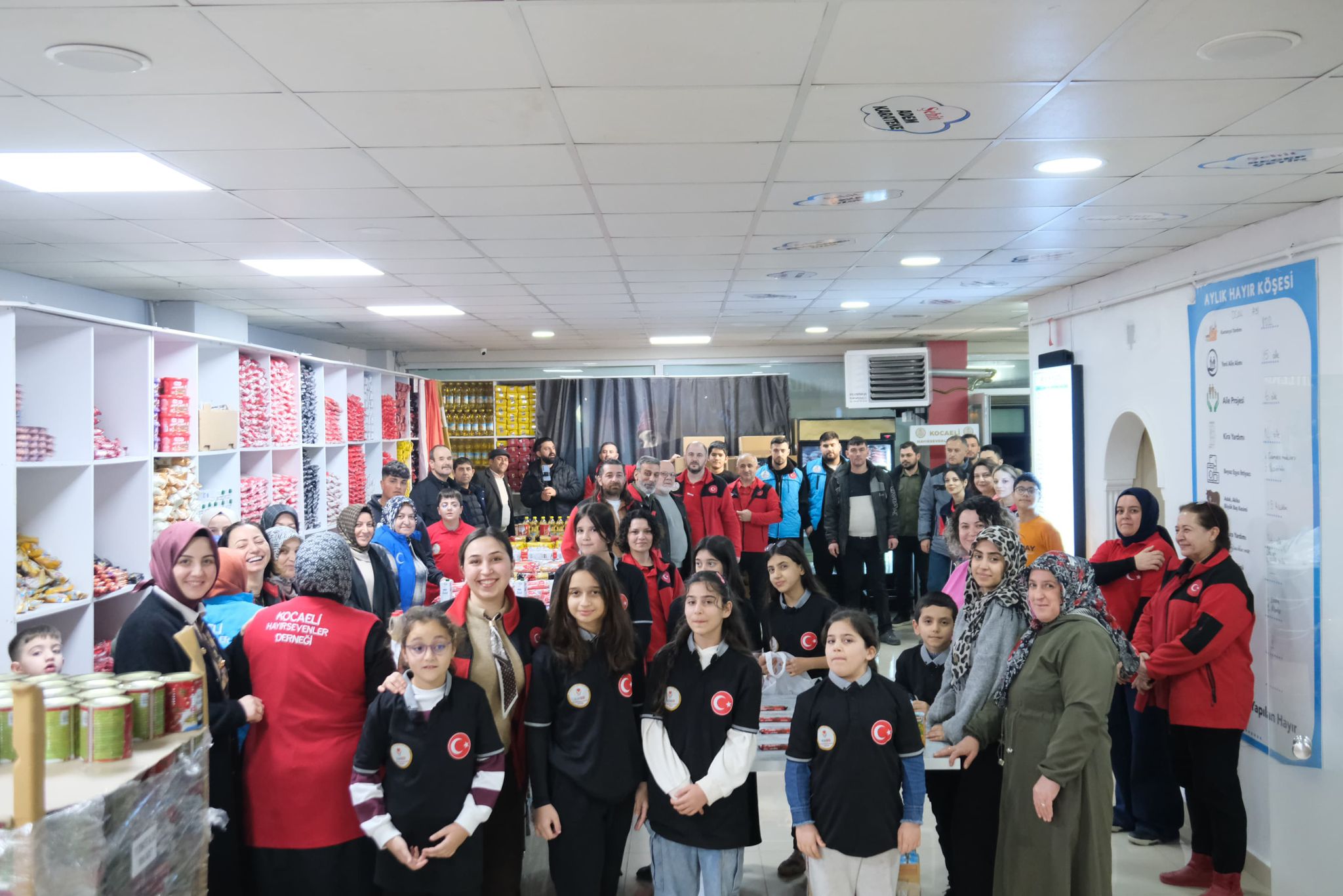 Hayirsevenler Derneği̇ Sahada! Ramazan Öncesi̇ Bi̇nlerce Sofraya Umut Oldular (1)-2