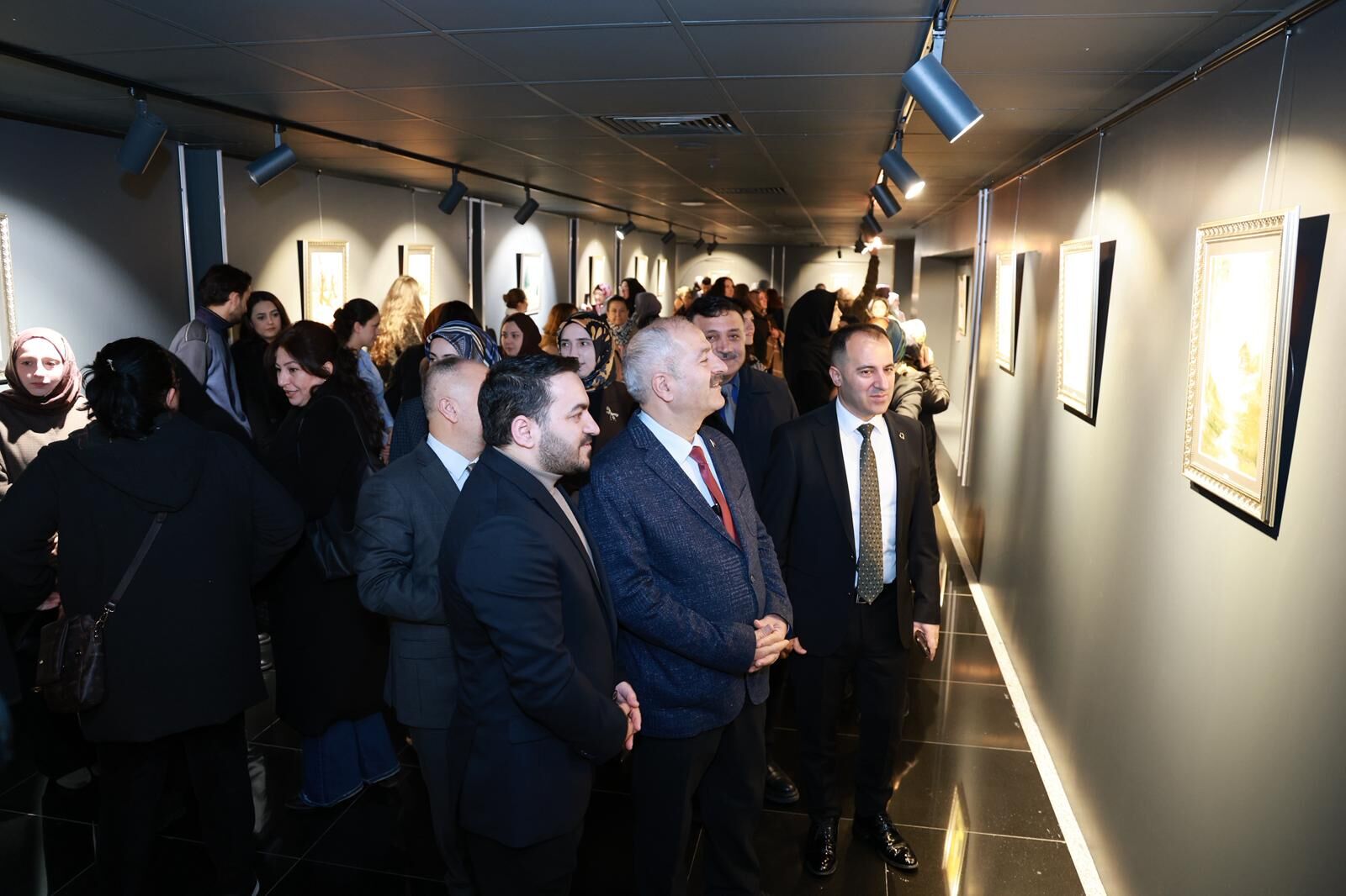 İki̇ Mevsi̇m Arasinda Sonbahardan Kişa Sergi̇si̇ Gebze’de Açildi 3