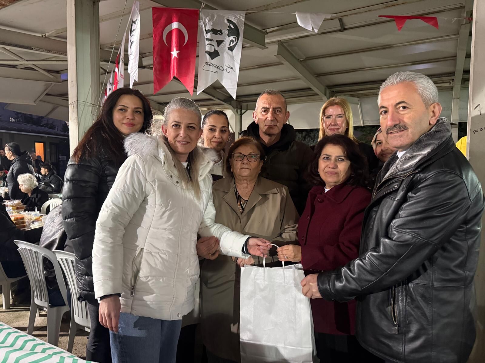 Izmit Belediyesi, Dayanisma Sofrasini Plajyolu'nda Kurdu (5)