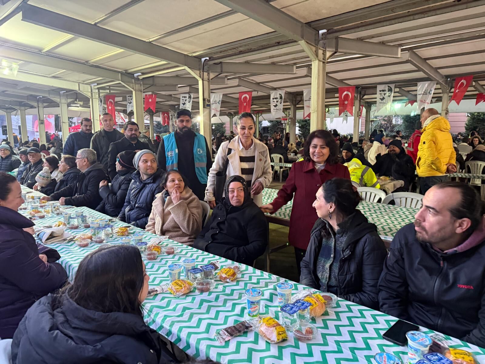 Izmit Belediyesi, Dayanisma Sofrasini Plajyolu'nda Kurdu (6)-1