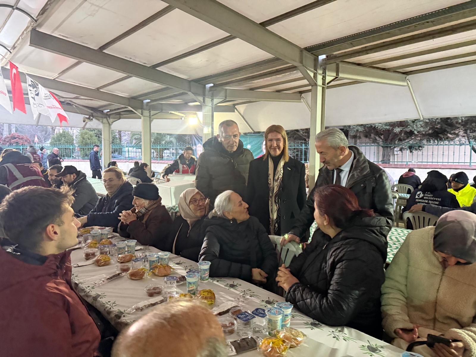 Izmit Belediyesi, Dayanisma Sofrasini Plajyolu'nda Kurdu (7)-1