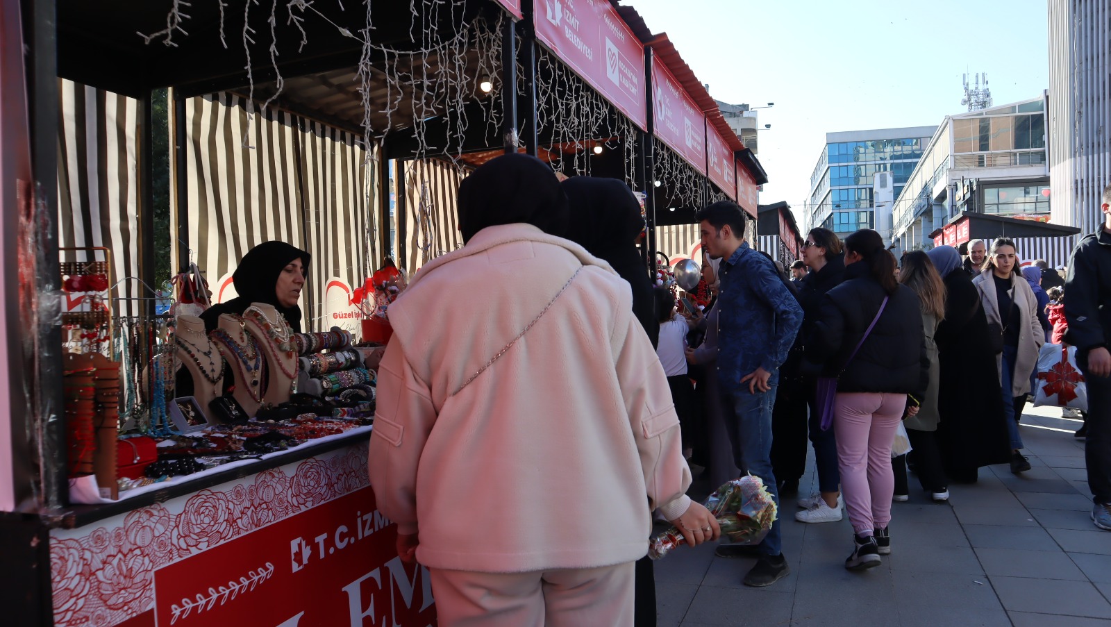 Izmit Belediyesinin Sevgililer Günü El Emegi Pazarina Vatandaslardan Yogun Ilgi (1)