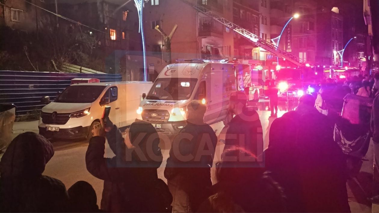 İzmit'in Göbeğinde Kabus Gecesi Bina Cayır Cayır Yandı (3)