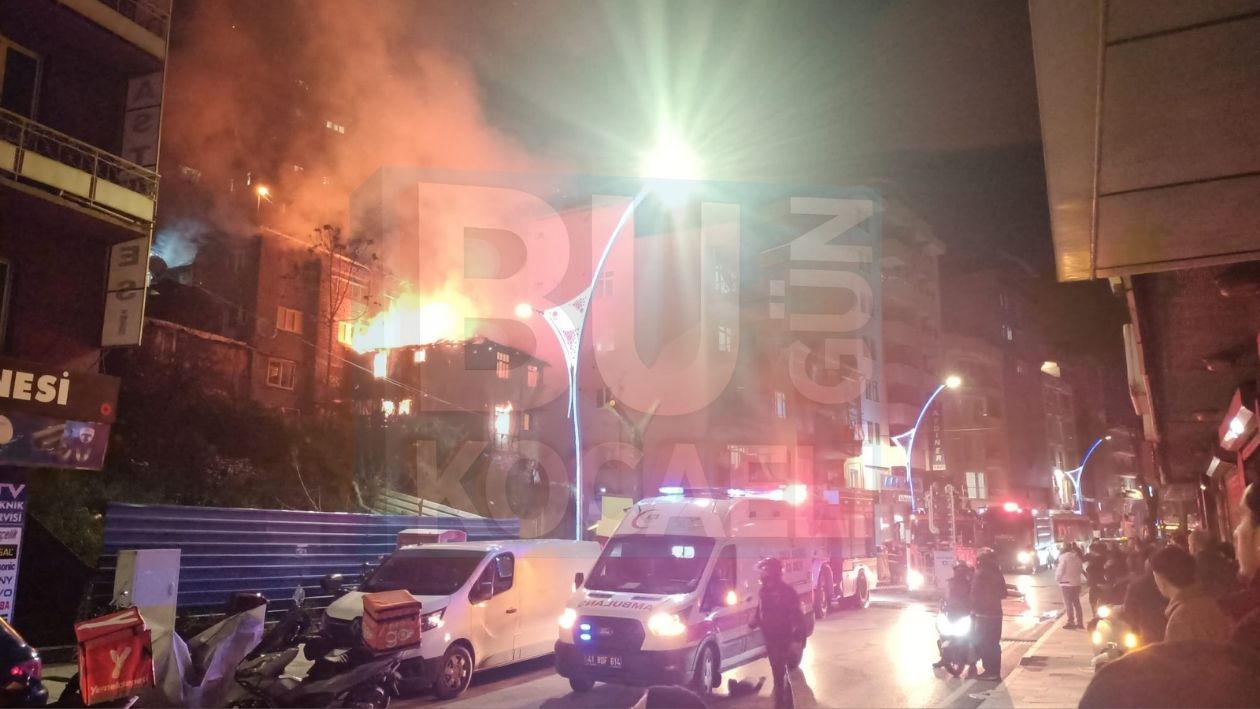 İzmit'in Göbeğinde Kabus Gecesi Bina Cayır Cayır Yandı (5)