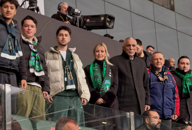 Kami̇l Akin Kocaeli̇spor Beşi̇ktaş Maçini Tri̇bünden Taki̇p Etti̇ (2)