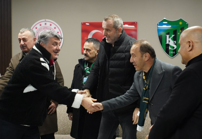 Kami̇l Akin Kocaeli̇spor Beşi̇ktaş Maçini Tri̇bünden Taki̇p Etti̇ (4)