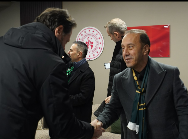 Kami̇l Akin Kocaeli̇spor Beşi̇ktaş Maçini Tri̇bünden Taki̇p Etti̇ (5)