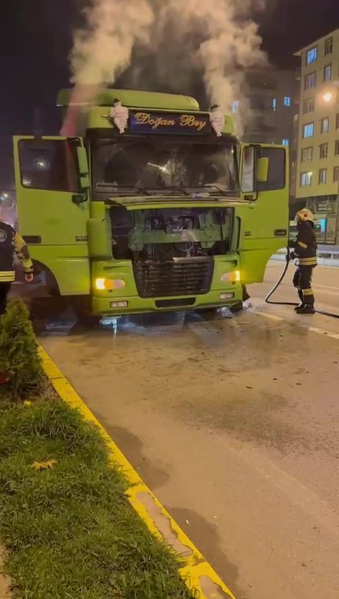 Karamürsel’de Yolda Gi̇derken Tir Alevlere Tesli̇m Oldu (3)