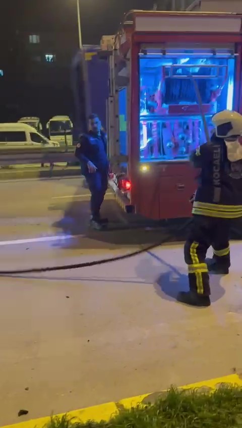 Karamürsel’de Yolda Gi̇derken Tir Alevlere Tesli̇m Oldu (4)