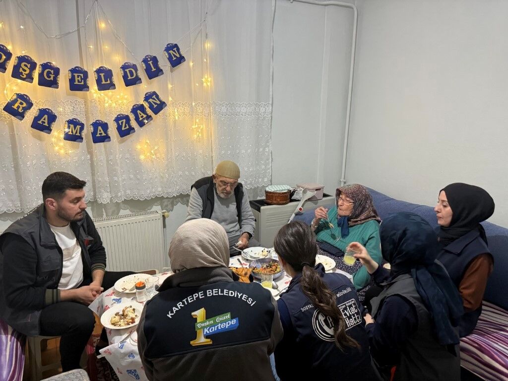 Kartepe Belediyesi Alo Evlat Sağlık Kulübü, Ramazan Ayında Yalnız Yaşayan Yaşlıları Evlerinde Ziyaret Ederek Iftar Sofraları Kuruyor, Manevi Atmosferi Kapı Kapı Taşıyor (1)