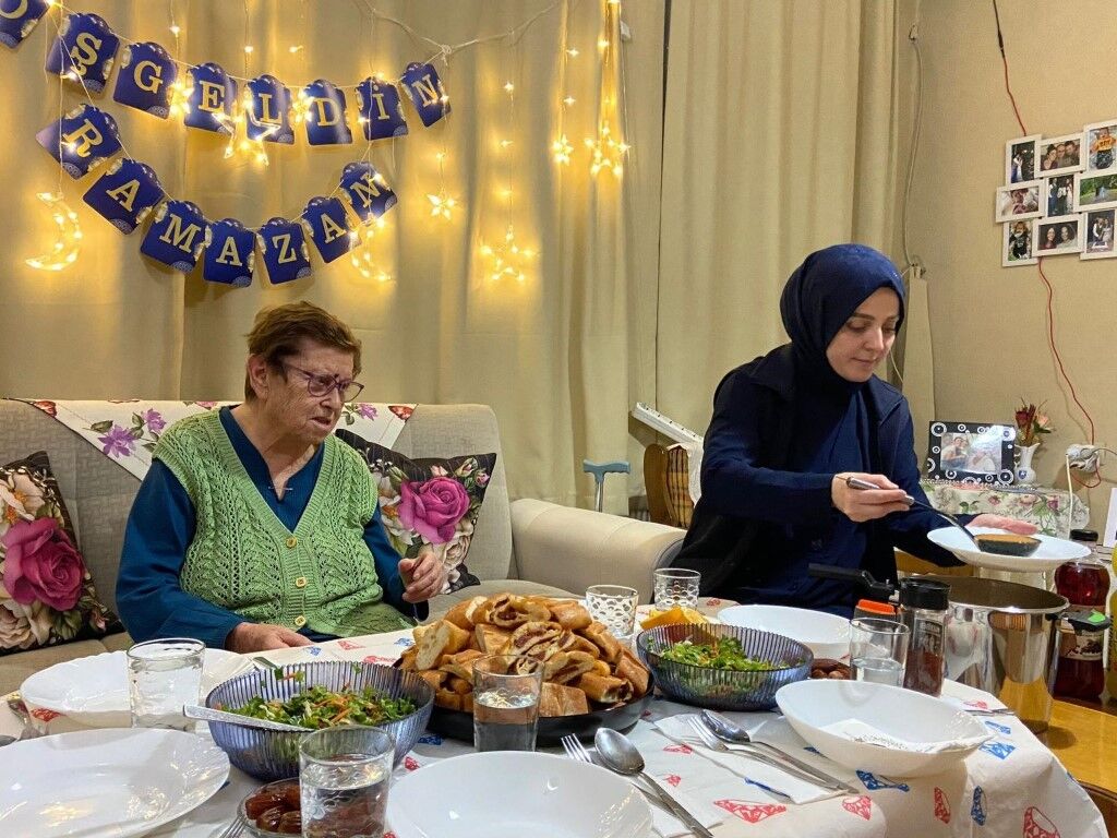 Kartepe Belediyesi Alo Evlat Sağlık Kulübü, Ramazan Ayında Yalnız Yaşayan Yaşlıları Evlerinde Ziyaret Ederek Iftar Sofraları Kuruyor, Manevi Atmosferi Kapı Kapı Taşıyor (4)