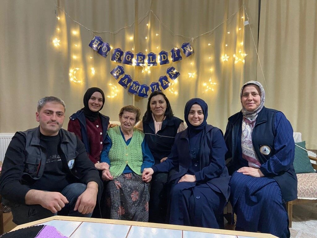Kartepe Belediyesi Alo Evlat Sağlık Kulübü, Ramazan Ayında Yalnız Yaşayan Yaşlıları Evlerinde Ziyaret Ederek Iftar Sofraları Kuruyor, Manevi Atmosferi Kapı Kapı Taşıyor (5)
