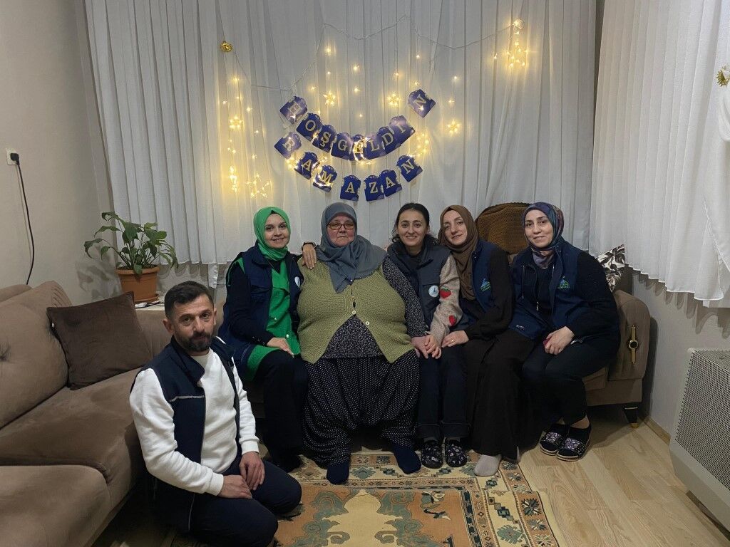 Kartepe Belediyesi Alo Evlat Sağlık Kulübü, Ramazan Ayında Yalnız Yaşayan Yaşlıları Evlerinde Ziyaret Ederek Iftar Sofraları Kuruyor, Manevi Atmosferi Kapı Kapı Taşıyor (6)