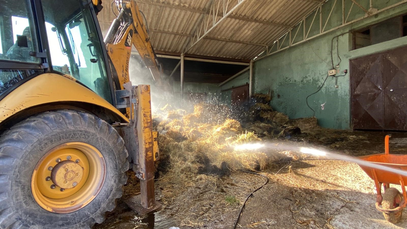 Kartepe’de Alevler Harayi Sardi 70 Balya Saman Kül Oldu (4)