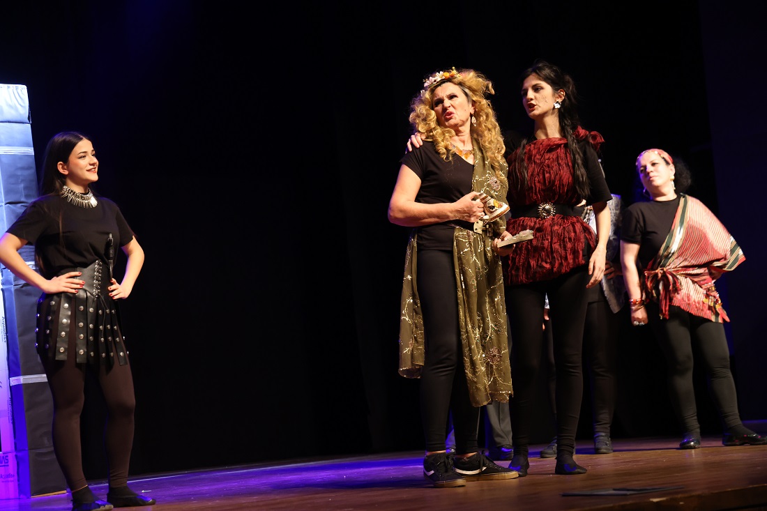 Ko Mek Ti̇yatro Gösteri̇si̇ Ayakta Alkişlandi(4)