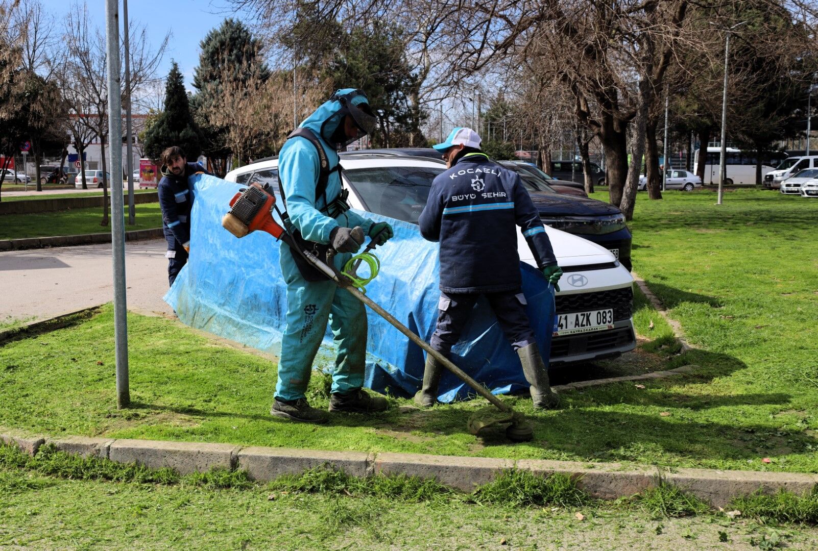Kocaeli Büyükşehir Belediyesi, Doğu Kışla Parkı Ve Çevresinde Kapsamlı Bakım Çalışması Gerçekleştirdi. Ağaç Budamadan Çim Biçimine Kadar Birçok Işlem Titizlikle Tamamlandı (3)
