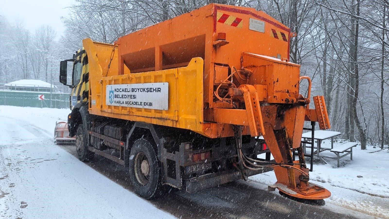 Kocaeli̇ Büyükşehi̇r Beledi̇yesi̇ Karla Mücadelede 630 Personelle Sahada 2