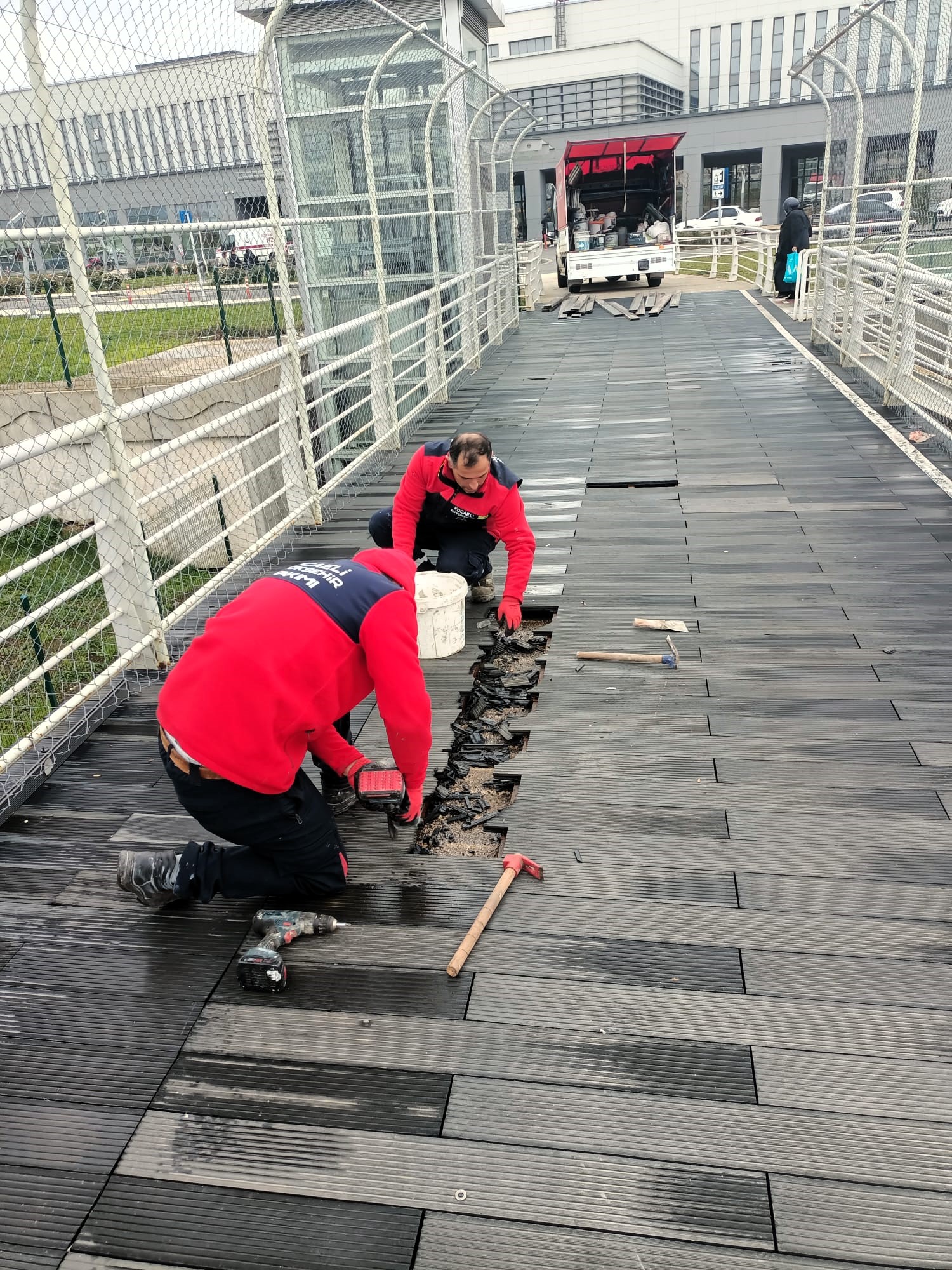 Kocaeli Büyükşehir Belediyesi, Şehir Hastanesi Üstgeçidinde Gerçekleştirdiği Bakım Ve Onarım Çalışmalarıyla Zamanla Oluşan Deformasyonları Gidererek Geçidi Daha Güvenli Ve Kullanışlı Hale Getirdi (1)