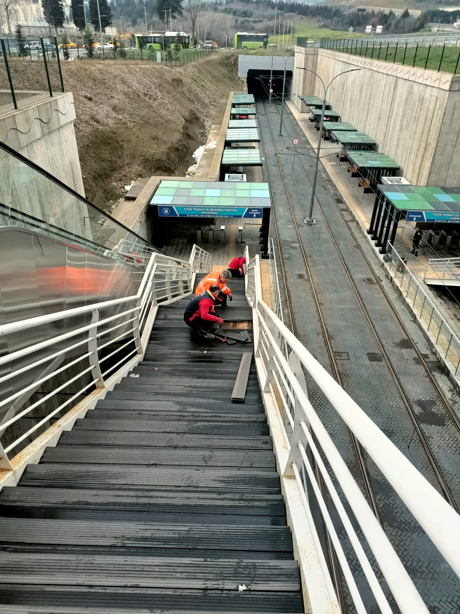 Kocaeli Büyükşehir Belediyesi, Şehir Hastanesi Üstgeçidinde Gerçekleştirdiği Bakım Ve Onarım Çalışmalarıyla Zamanla Oluşan Deformasyonları Gidererek Geçidi Daha Güvenli Ve Kullanışlı Hale Getirdi (3)