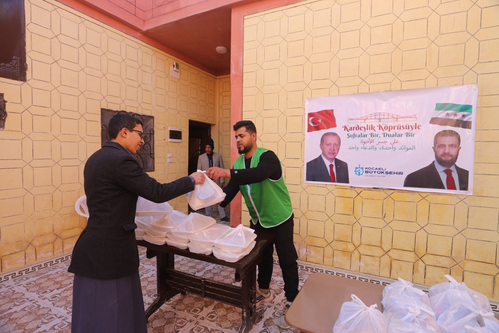 Kocaeli̇ Büyükşehi̇r Beledi̇yesi̇’nden Rakka’da 1000 Ki̇şi̇li̇k İftar 4