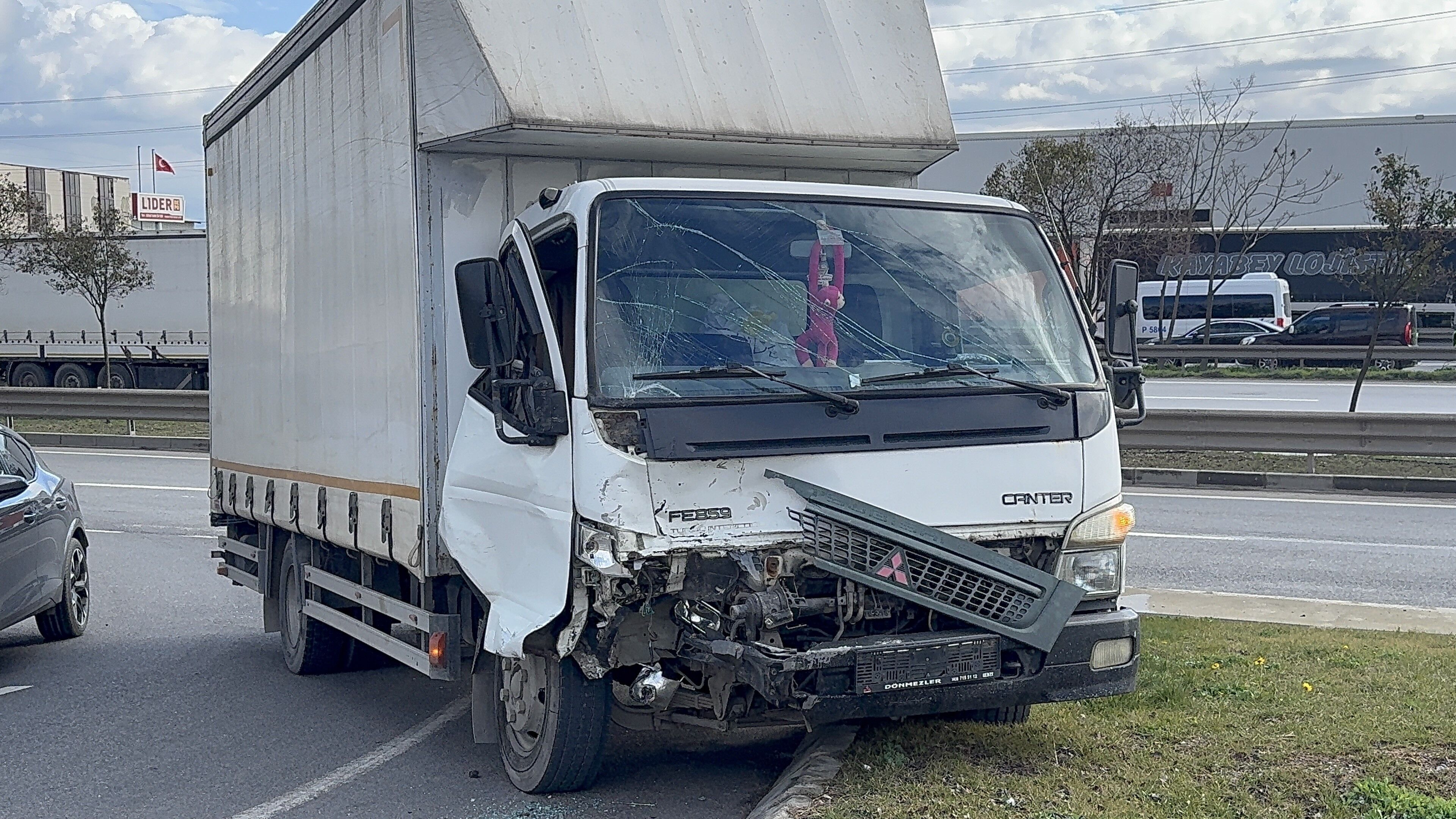 Kocaeli̇ D 100 Karayolu’nda Kamyon Otomobi̇li̇ Bi̇çti̇ 1 Yarali 04