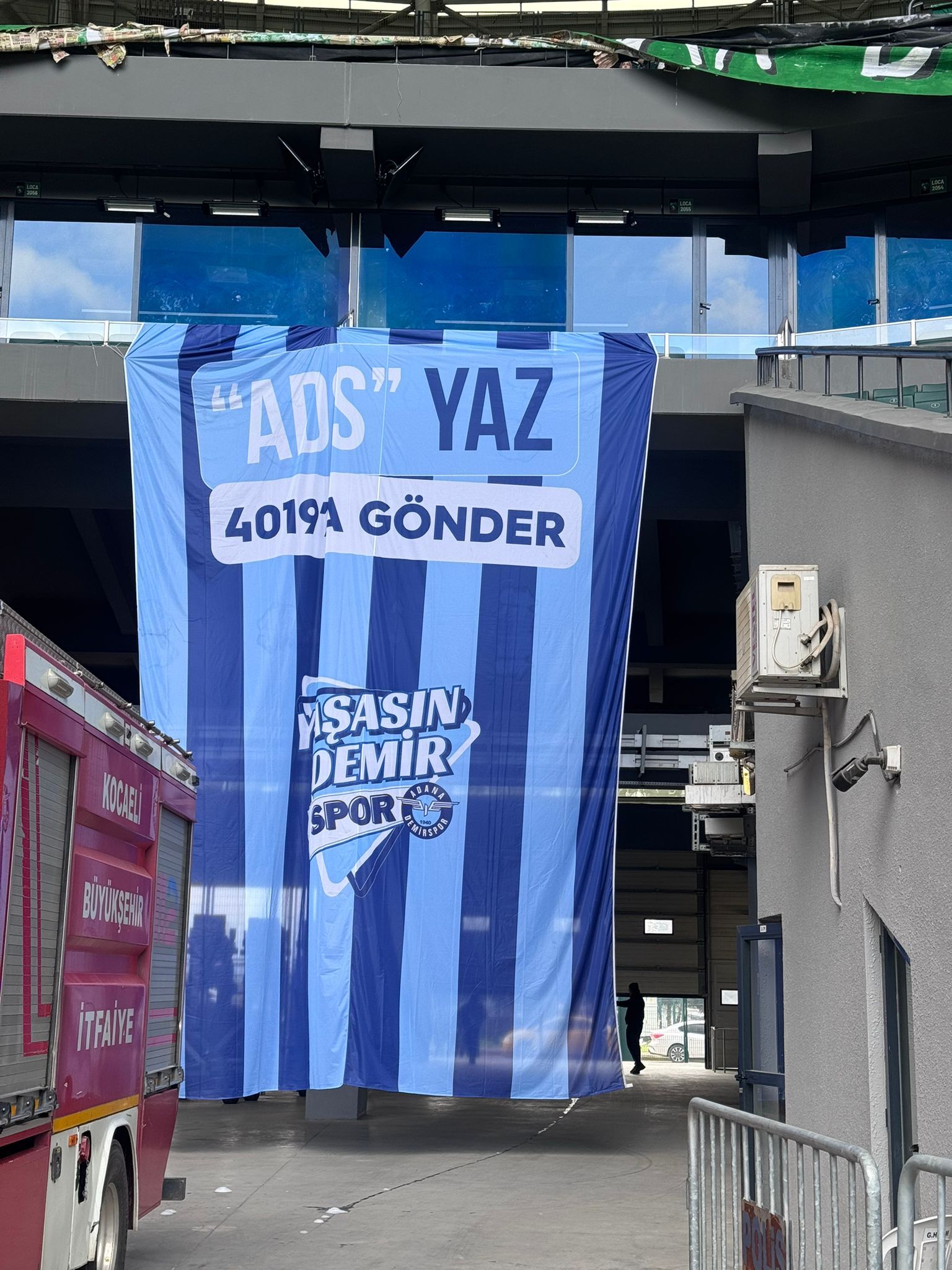 Kocaeli̇ Stadyumu’nda Adana Demi̇rspor’a Destek Pankarti