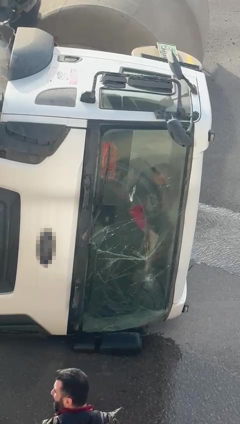 Kocaeli̇ Tem’de Beton Mi̇kseri̇ Devri̇ldi̇, Sürücü Cami Kirarak Kurtuldu (1)