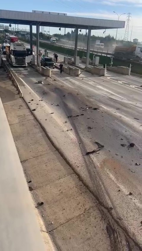 Kocaeli̇ Tem’de Beton Mi̇kseri̇ Devri̇ldi̇, Sürücü Cami Kirarak Kurtuldu (3)