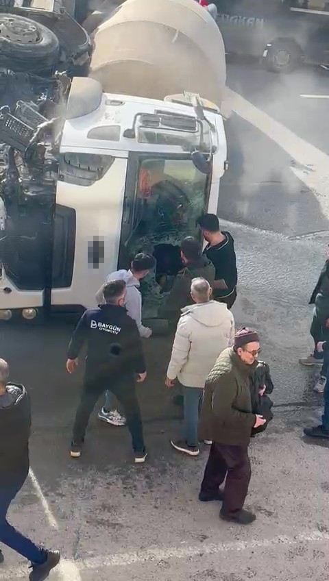 Kocaeli̇ Tem’de Beton Mi̇kseri̇ Devri̇ldi̇, Sürücü Cami Kirarak Kurtuldu (6)