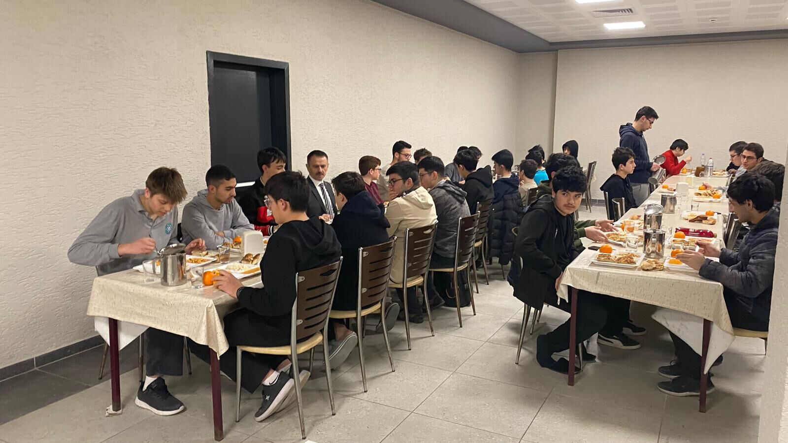 Kocaeli Valisi İlhami Aktaş, İzmit Anadolu İmam Hatip Lisesi’nde Öğrencilerle Birlikte Iftar Yaptı; Iftar Öncesi Ve Sonrasında Öğrencilerle Sohbet Ederek Taleplerini Dinledi (1)-1