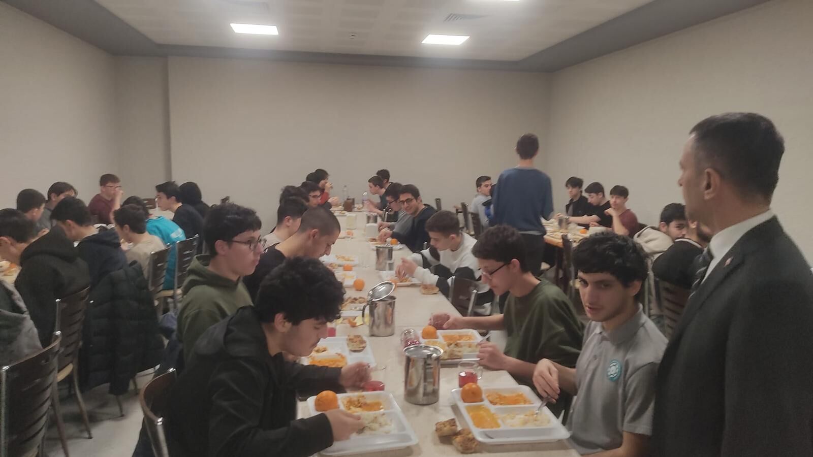 Kocaeli Valisi İlhami Aktaş, İzmit Anadolu İmam Hatip Lisesi’nde Öğrencilerle Birlikte Iftar Yaptı; Iftar Öncesi Ve Sonrasında Öğrencilerle Sohbet Ederek Taleplerini Dinledi (3)