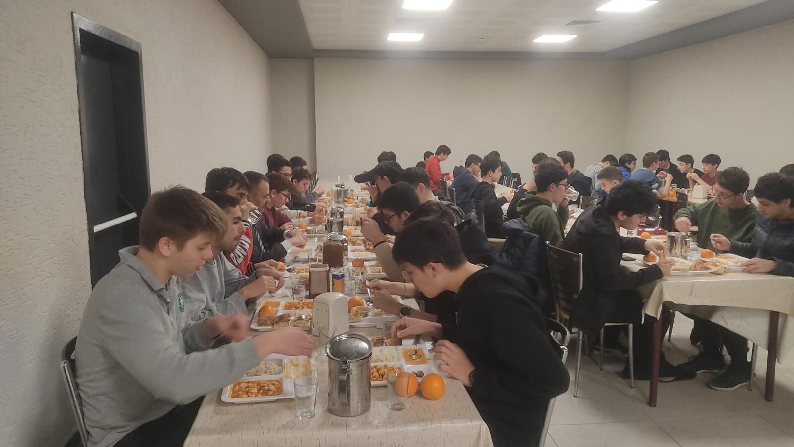 Kocaeli Valisi İlhami Aktaş, İzmit Anadolu İmam Hatip Lisesi’nde Öğrencilerle Birlikte Iftar Yaptı; Iftar Öncesi Ve Sonrasında Öğrencilerle Sohbet Ederek Taleplerini Dinledi (4)