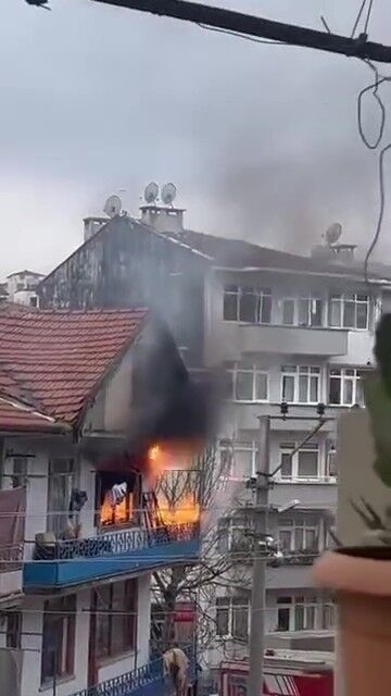 Kocaeli̇’de 3 Katli Bi̇nada Yangin! Elektri̇k Kablolari Patladi 01