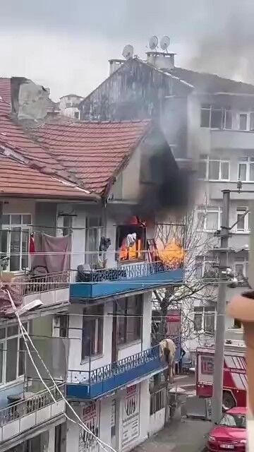 Kocaeli̇’de 3 Katli Bi̇nada Yangin! Elektri̇k Kablolari Patladi 02