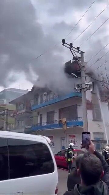 Kocaeli̇’de 3 Katli Bi̇nada Yangin! Elektri̇k Kablolari Patladi 04