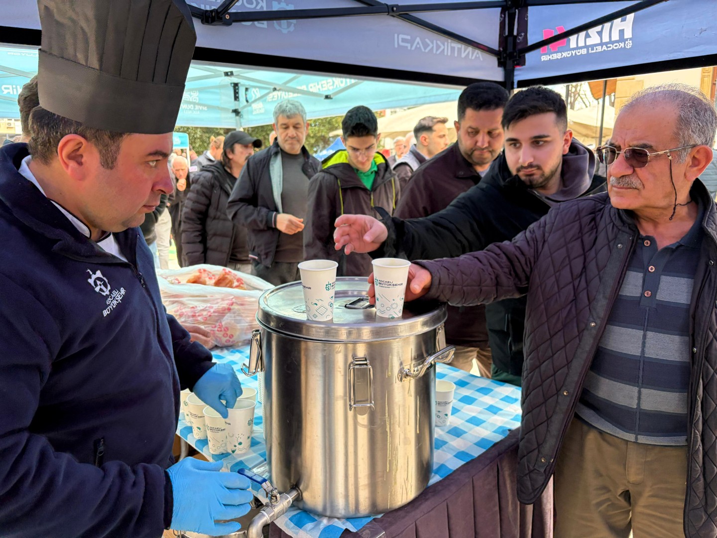 Kocaeli̇’de 6 Şubat Depremi̇ Şehi̇tleri̇ İçi̇n Sicak Çorba Dağitildi 1