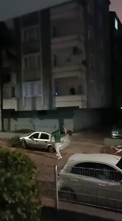 Kocaeli̇'de İlgi̇nç Olay! Alkollü Sürücü Önce Levyeyle Saldirdi Sonra Çi̇çek Birakti 01