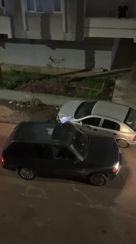 Kocaeli̇'de İlgi̇nç Olay! Alkollü Sürücü Önce Levyeyle Saldirdi Sonra Çi̇çek Birakti 02