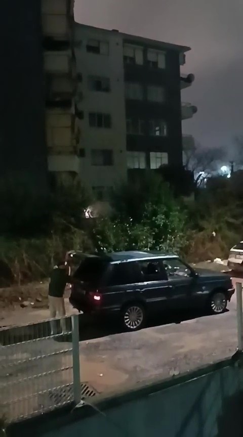 Kocaeli̇'de İlgi̇nç Olay! Alkollü Sürücü Önce Levyeyle Saldirdi Sonra Çi̇çek Birakti 03