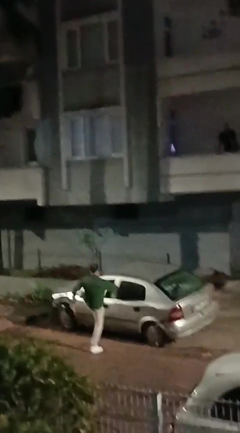 Kocaeli̇'de İlgi̇nç Olay! Alkollü Sürücü Önce Levyeyle Saldirdi Sonra Çi̇çek Birakti 04