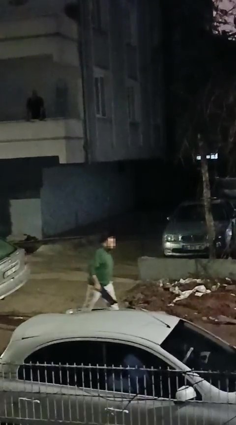 Kocaeli̇'de İlgi̇nç Olay! Alkollü Sürücü Önce Levyeyle Saldirdi Sonra Çi̇çek Birakti 05