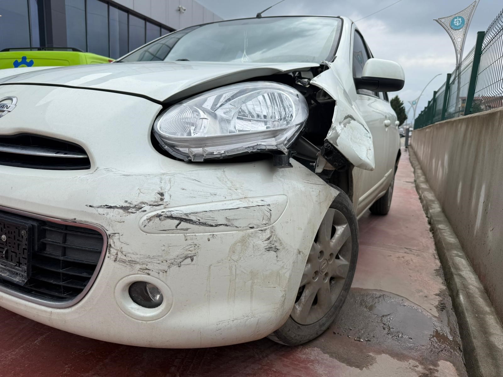 Kocaeli̇'de İlgi̇nç Olay! Alkollü Sürücü Önce Levyeyle Saldirdi Sonra Çi̇çek Birakti 06