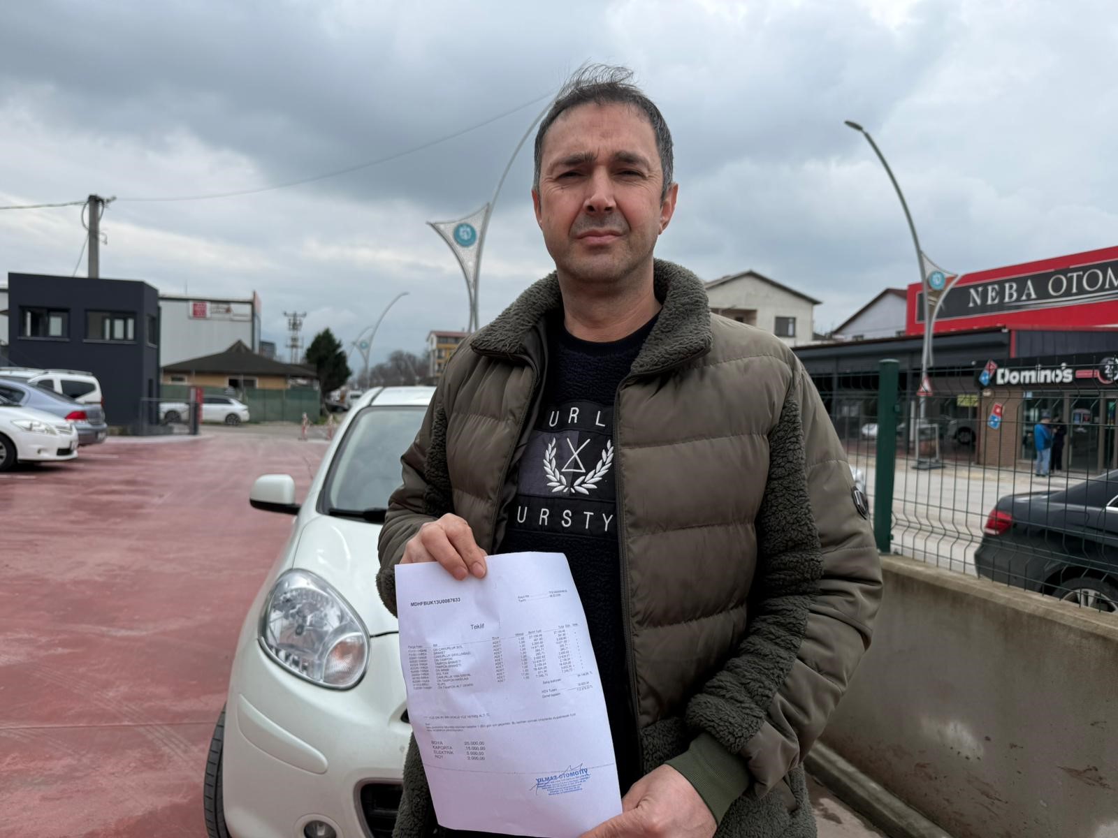 Kocaeli̇'de İlgi̇nç Olay! Alkollü Sürücü Önce Levyeyle Saldirdi Sonra Çi̇çek Birakti 07