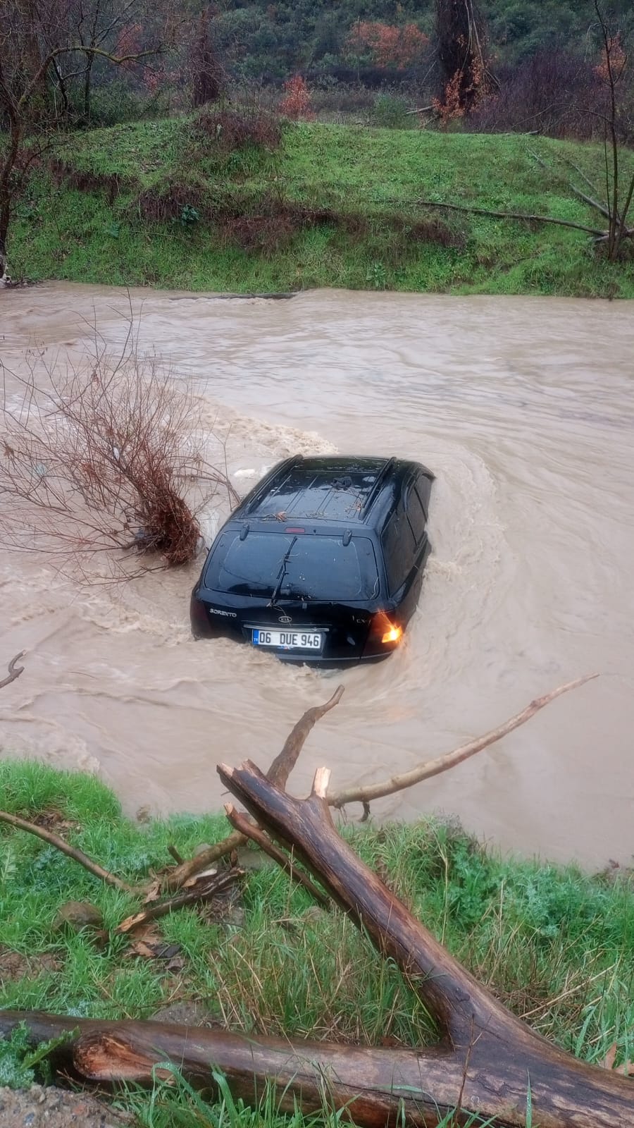 Kocaeli̇'de Sulara Kapilan Araç Ertesi̇ Gün Bulundu 01
