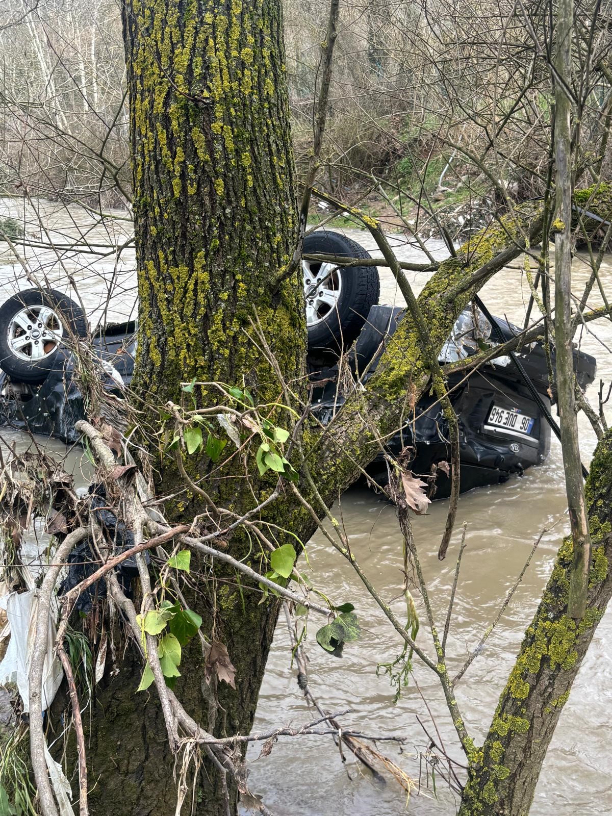 Kocaeli̇'de Sulara Kapilan Araç Ertesi̇ Gün Bulundu 07