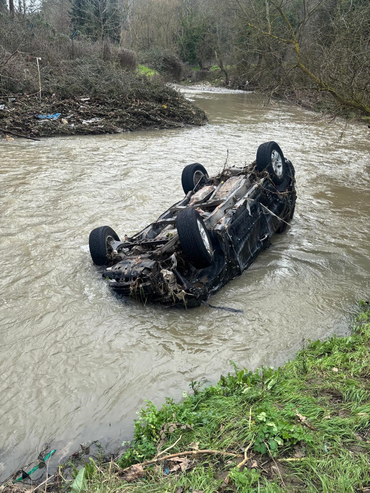 Kocaeli̇'de Sulara Kapilan Araç Ertesi̇ Gün Bulundu 08