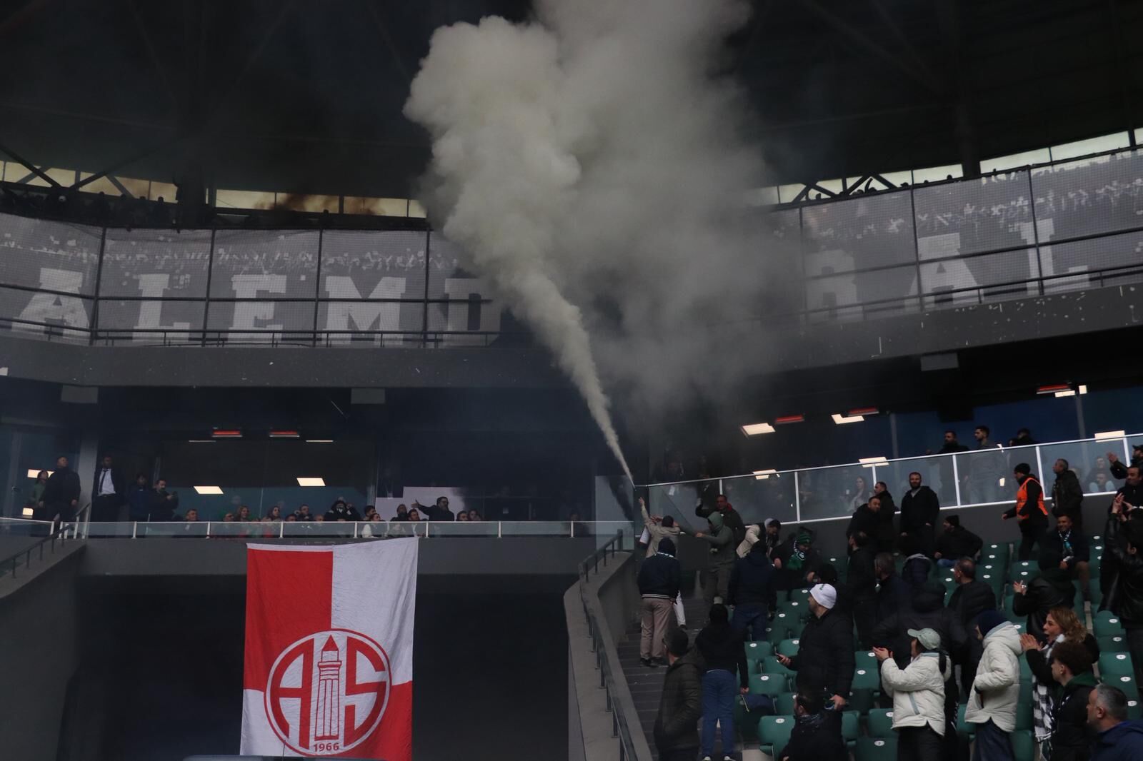 Kocaeli̇spor Maçinda Beşi̇ktaş Tri̇bünleri̇nden Meşaleli̇ Saldiri (1)-1