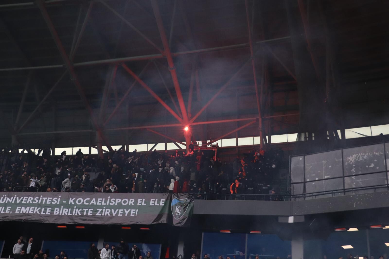 Kocaeli̇spor Maçinda Beşi̇ktaş Tri̇bünleri̇nden Meşaleli̇ Saldiri (4)